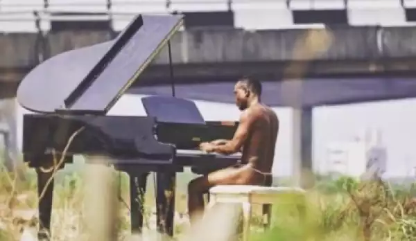 Brymo Goes Nude Once Again While Performing ‘Heya’ On Stage